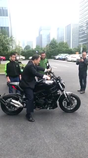 追風(fēng)逐影 書(shū)福哥與摩托車的速度美學(xué)